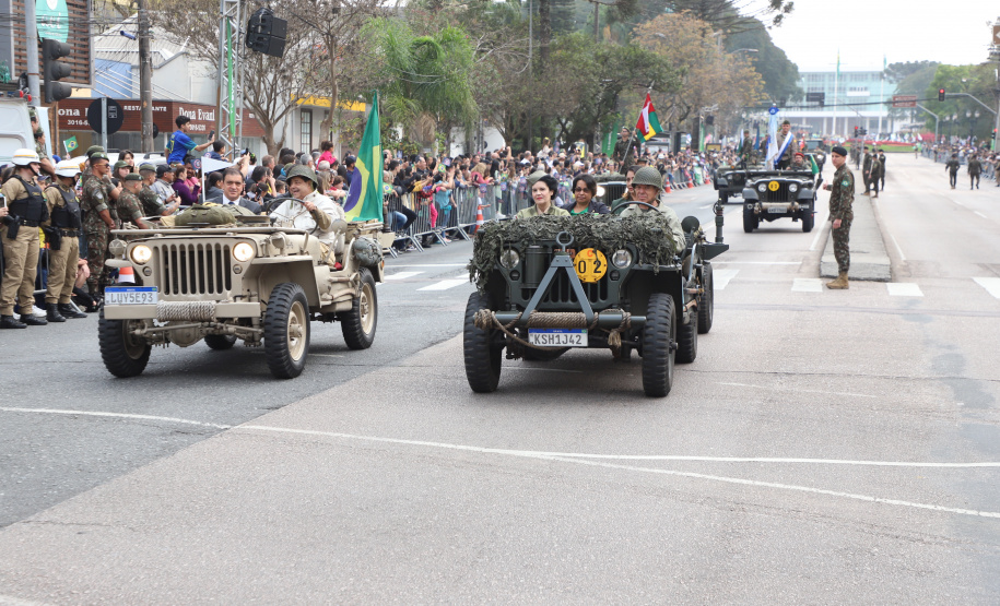 Desfile com milhares de pessoas festeja os 202 anos da Independência do Brasil