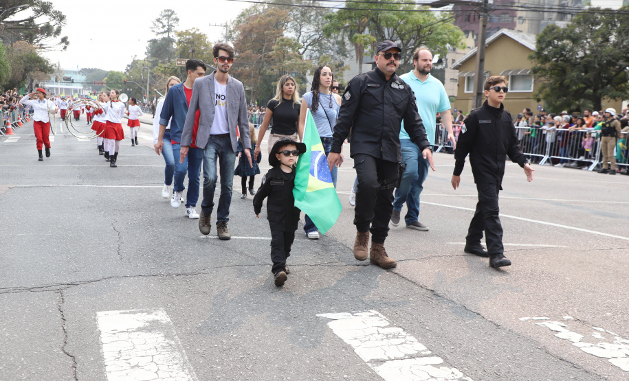 Desfile com milhares de pessoas festeja os 202 anos da Independência do Brasil
