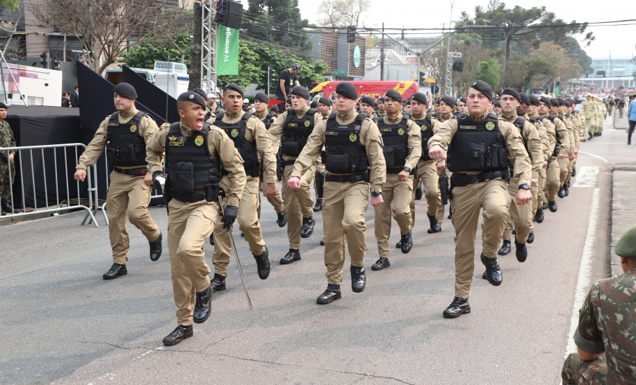Desfile com milhares de pessoas festeja os 202 anos da Independência do Brasil