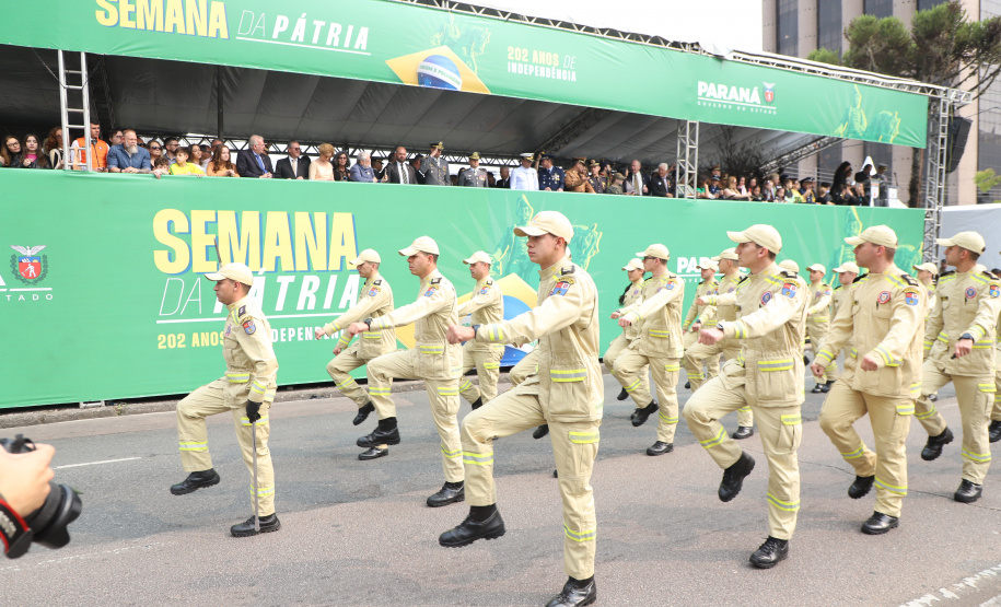 Desfile com milhares de pessoas festeja os 202 anos da Independência do Brasil