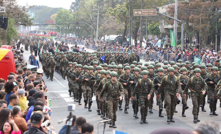 Desfile com milhares de pessoas festeja os 202 anos da Independência do Brasil