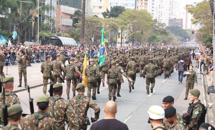Desfile com milhares de pessoas festeja os 202 anos da Independência do Brasil