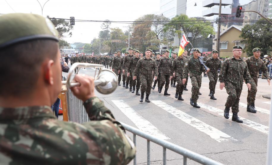 Desfile com milhares de pessoas festeja os 202 anos da Independência do Brasil
