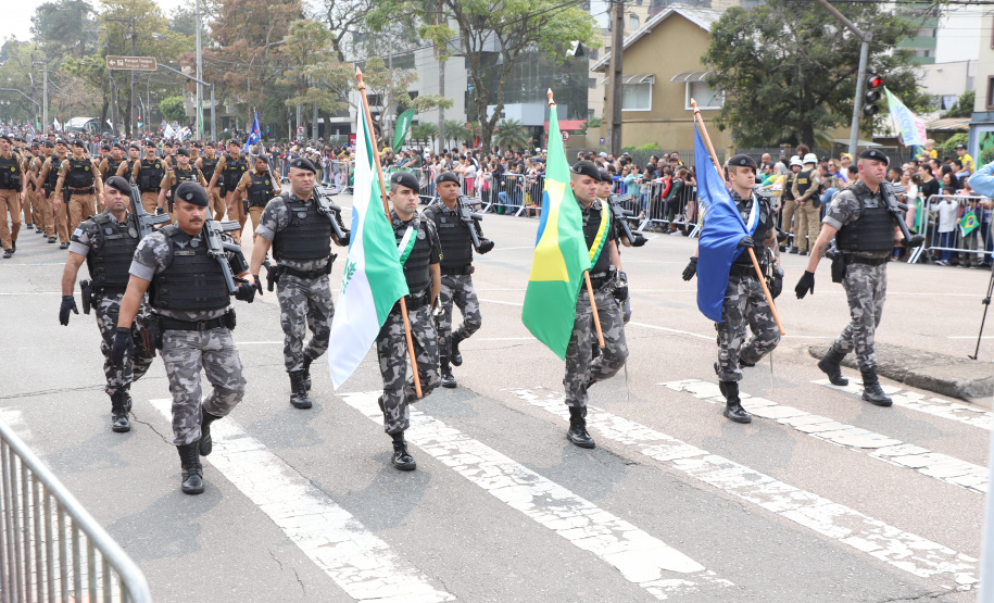 Desfile com milhares de pessoas festeja os 202 anos da Independência do Brasil