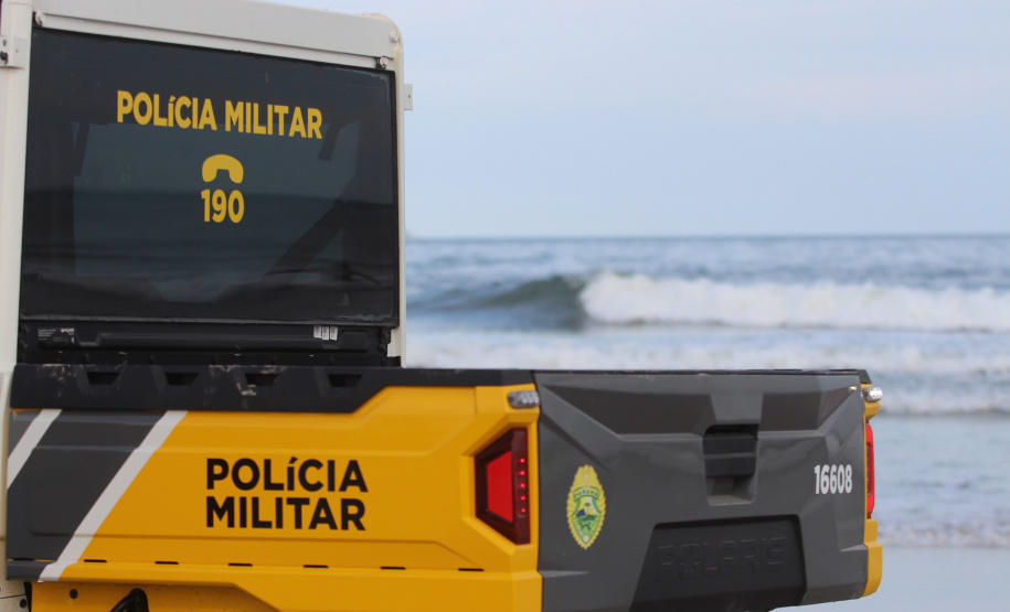 Ação rápida da PMPR garante resgate de tripulantes de veleiro naufragado na Ilha do Mel