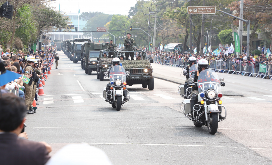 Desfile com milhares de pessoas festeja os 202 anos da Independência do Brasil