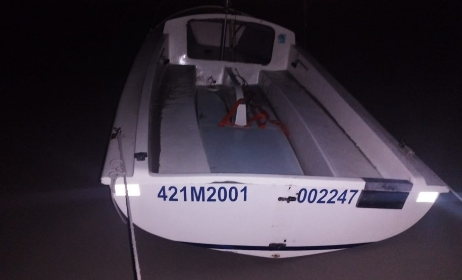 Ação rápida da PMPR garante resgate de tripulantes de veleiro naufragado na Ilha do Mel