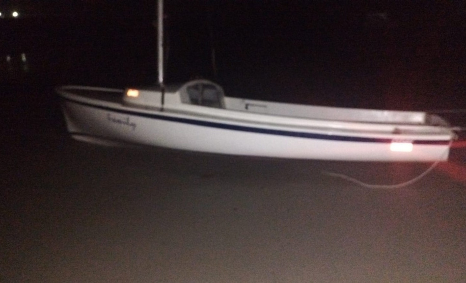 Ação rápida da PMPR garante resgate de tripulantes de veleiro naufragado na Ilha do Mel