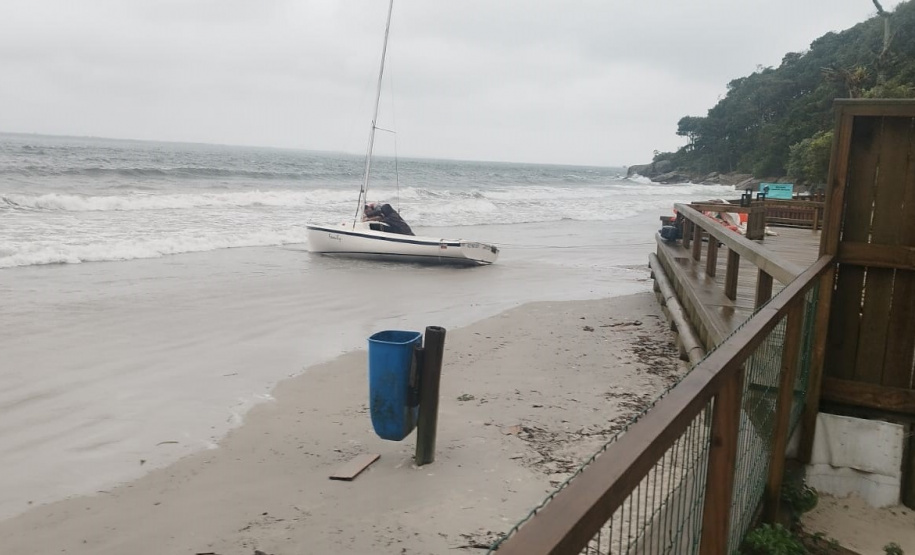 Ação rápida da PMPR garante resgate de tripulantes de veleiro naufragado na Ilha do Mel