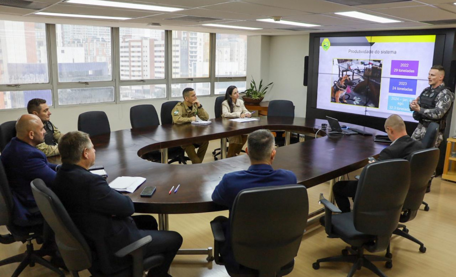 Secretário e comissão discutem melhorias e ampliações de serviços com cães em todo o Paraná