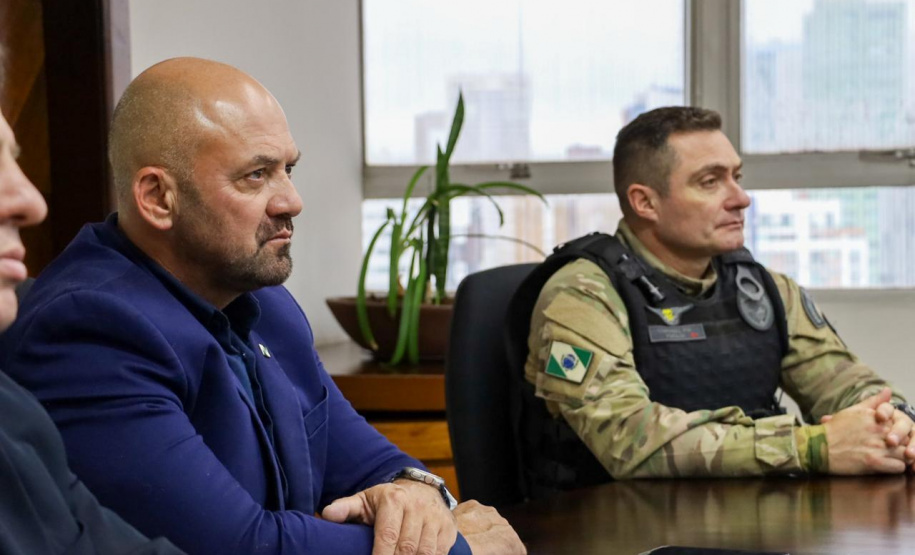 Secretário e comissão discutem melhorias e ampliações de serviços com cães em todo o Paraná