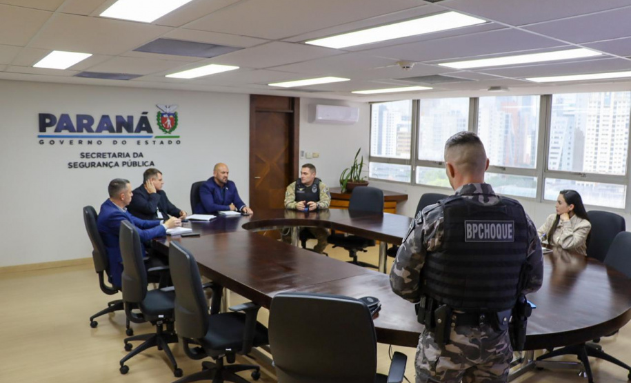Secretário e comissão discutem melhorias e ampliações de serviços com cães em todo o Paraná