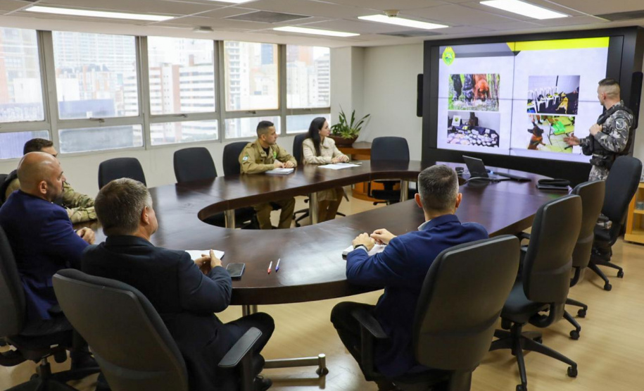 Secretário e comissão discutem melhorias e ampliações de serviços com cães em todo o Paraná
