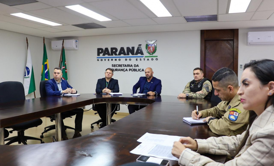 Secretário e comissão discutem melhorias e ampliações de serviços com cães em todo o Paraná