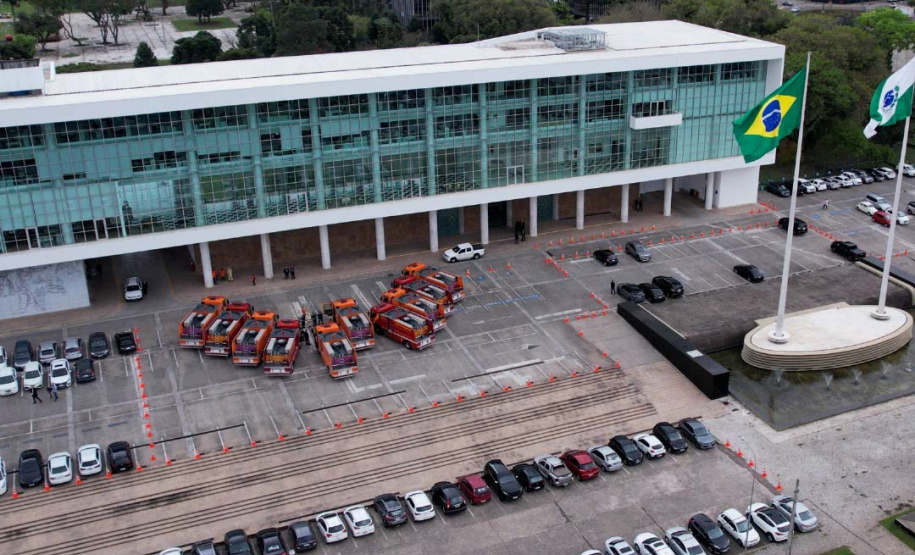 Governador entrega 10 novos caminhões para combate a incêndios