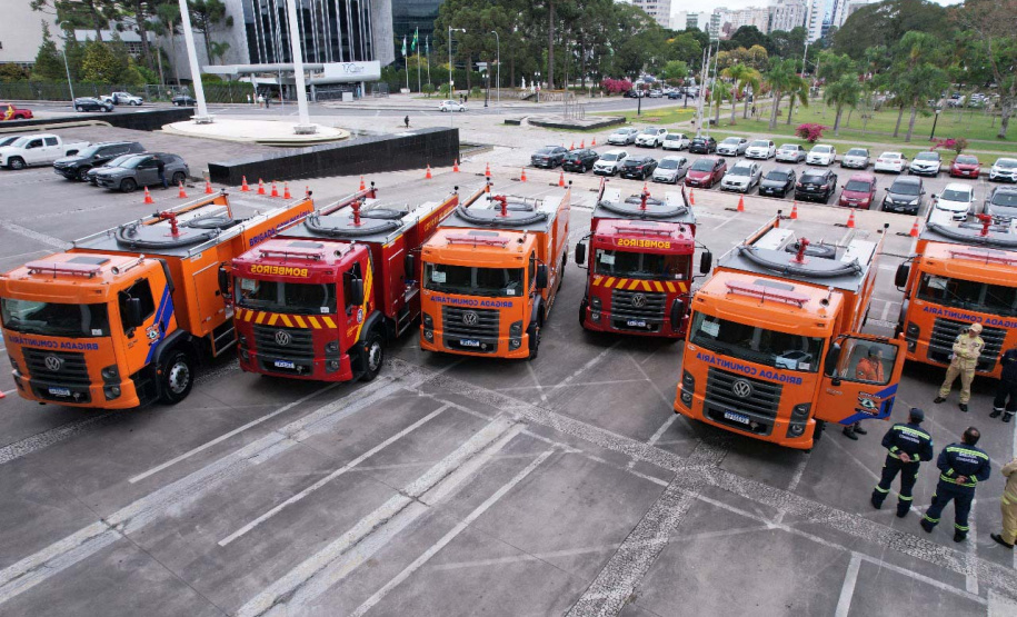 Governador entrega 10 novos caminhões para combate a incêndios