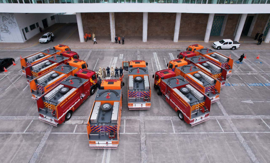Governador entrega 10 novos caminhões para combate a incêndios