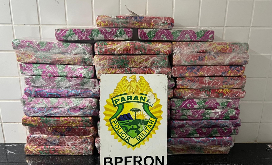 PMPR apreende 25 kg de maconha com o passageiro em veículo de aplicativo