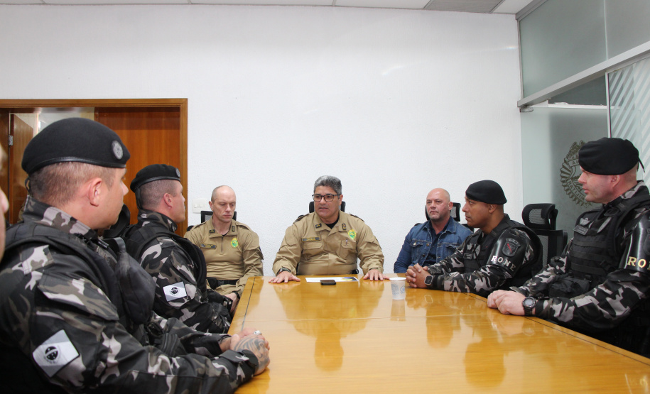 PMPR homenageia policiais do BPRONE por atuação em ocorrência de alto risco