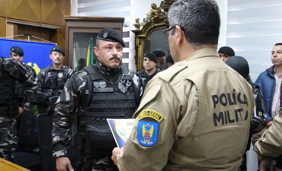 PMPR homenageia policiais do BPRONE por atuação em ocorrência de alto risco