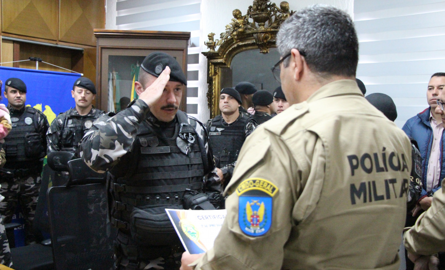 PMPR homenageia policiais do BPRONE por atuação em ocorrência de alto risco