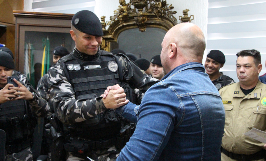 PMPR homenageia policiais do BPRONE por atuação em ocorrência de alto risco