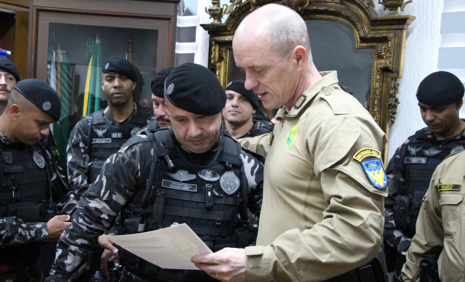 PMPR homenageia policiais do BPRONE por atuação em ocorrência de alto risco
