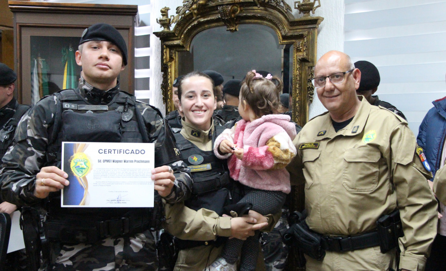 PMPR homenageia policiais do BPRONE por atuação em ocorrência de alto risco