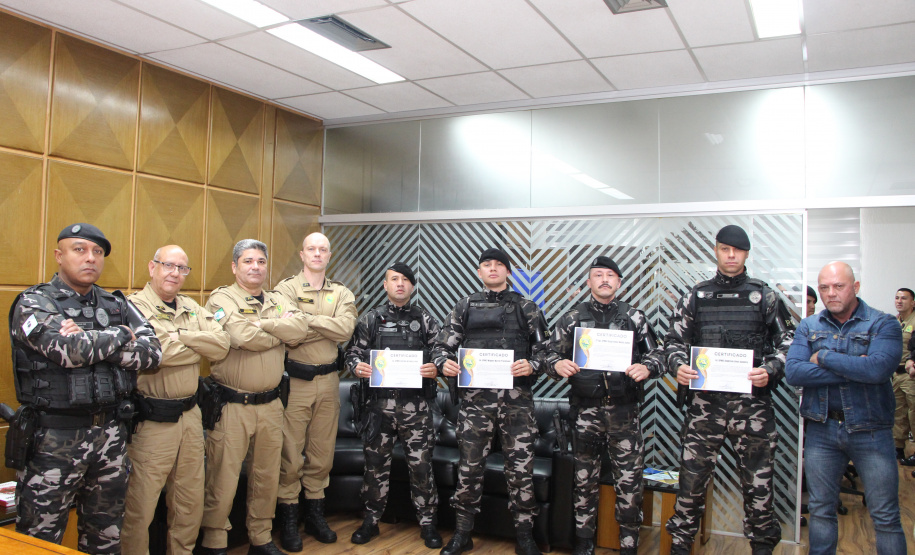 PMPR homenageia policiais do BPRONE por atuação em ocorrência de alto risco