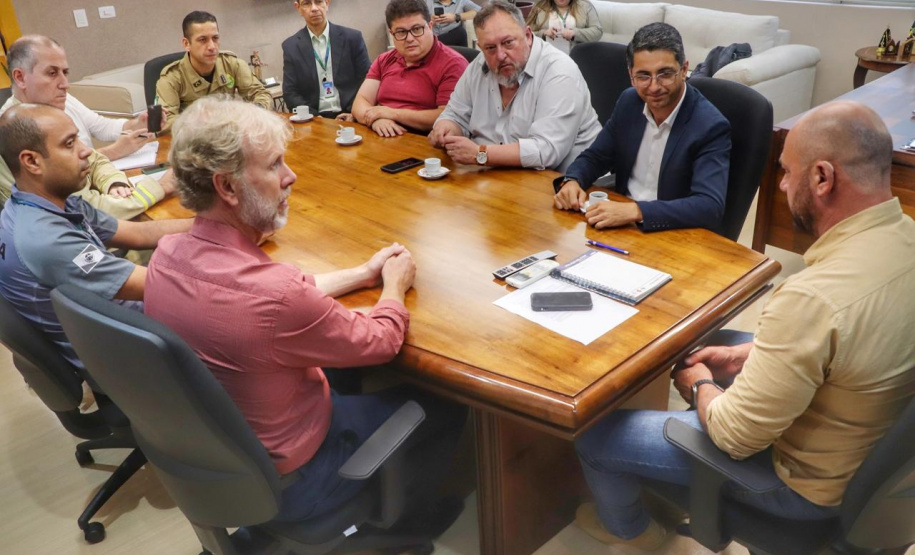 Secretário Hudson se reúne com comitiva de Castro