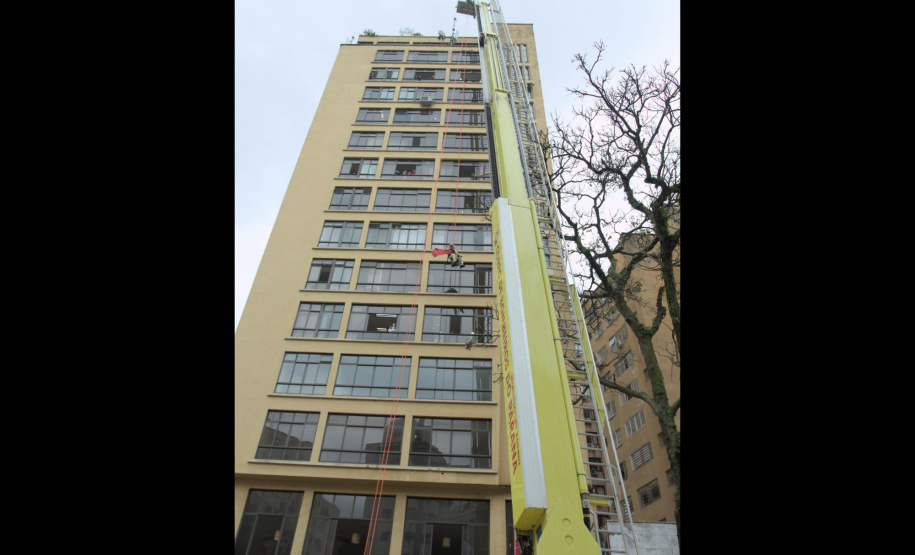 Corpo de Bombeiros simula resgate em altura e chama a atenção no centro de Curitiba