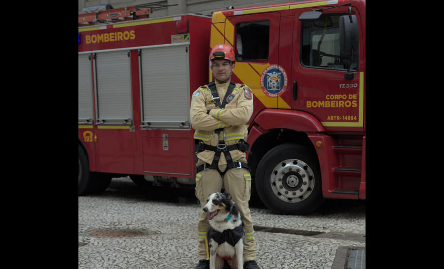 Corpo de Bombeiros simula resgate em altura e chama a atenção no centro de Curitiba