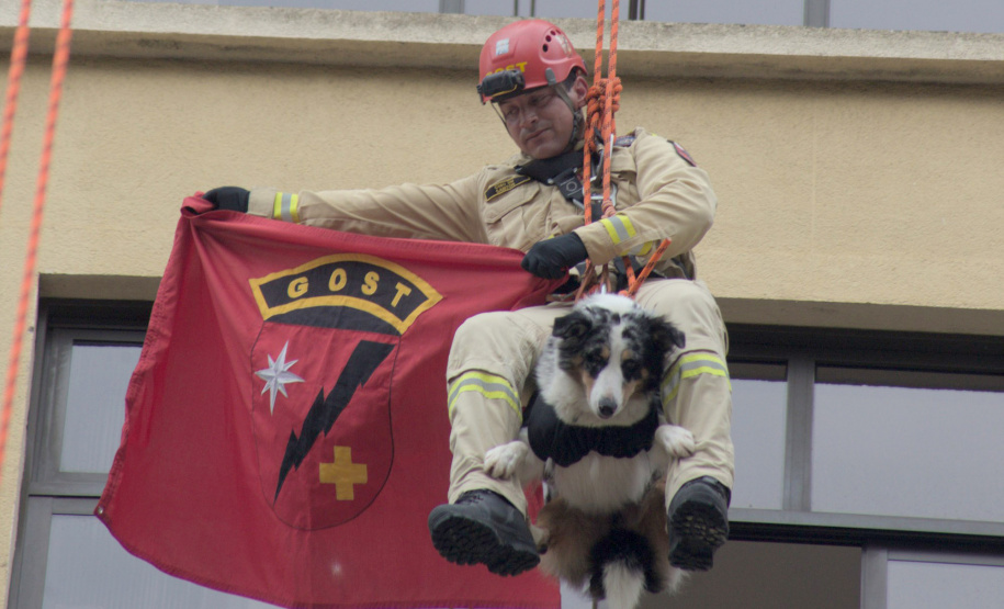 Corpo de Bombeiros simula resgate em altura e chama a atenção no centro de Curitiba