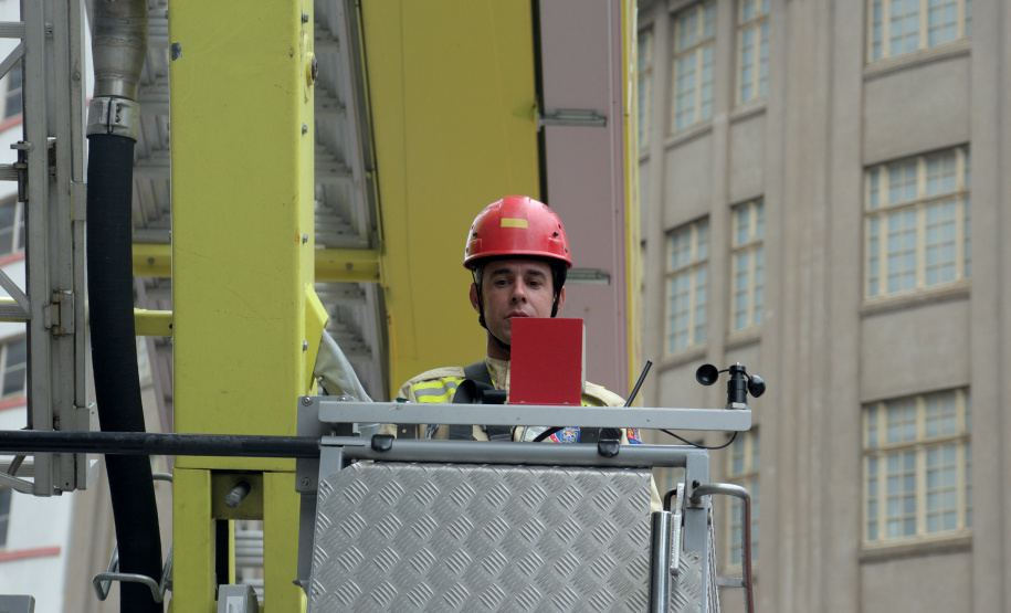 Corpo de Bombeiros simula resgate em altura e chama a atenção no centro de Curitiba