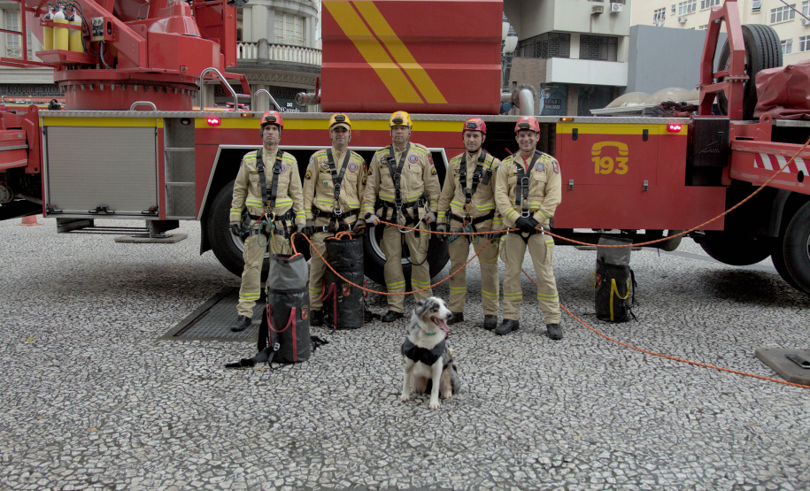 Corpo de Bombeiros simula resgate em altura e chama a atenção no centro de Curitiba