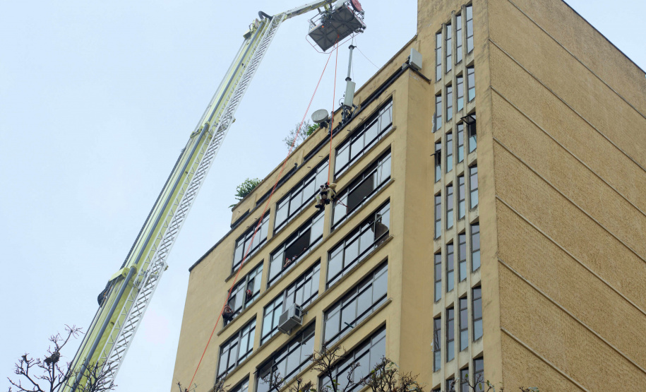 Corpo de Bombeiros simula resgate em altura e chama a atenção no centro de Curitiba