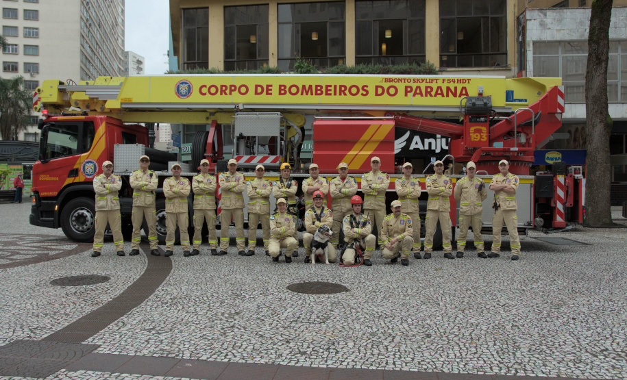 Corpo de Bombeiros simula resgate em altura e chama a atenção no centro de Curitiba