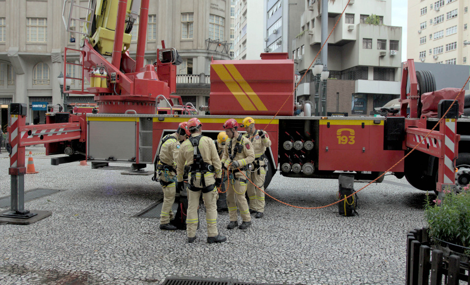 Corpo de Bombeiros simula resgate em altura e chama a atenção no centro de Curitiba