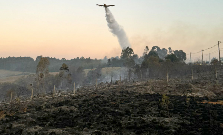 Aviões contratados pelo Estado reforçam combates a dois incêndios em Ponta Grossa