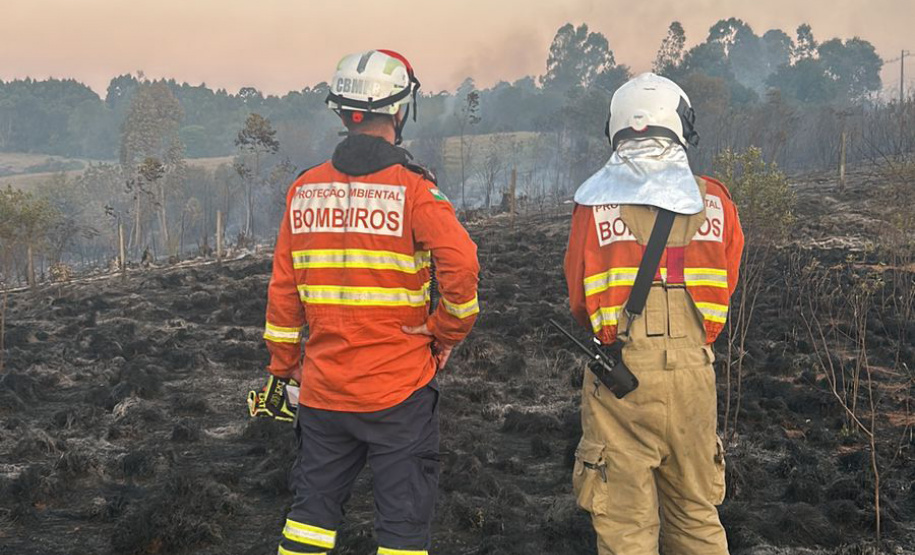 Aviões contratados pelo Estado reforçam combates a dois incêndios em Ponta Grossa