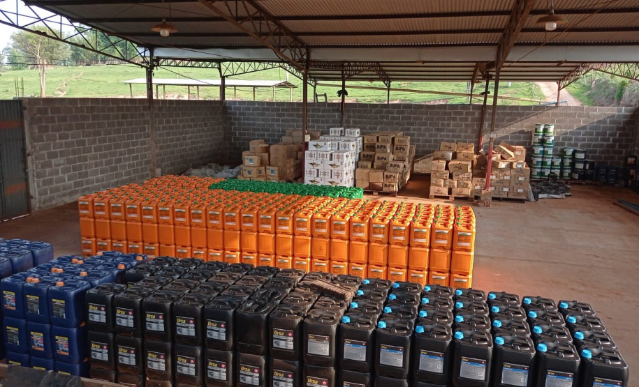 PCPR apreende 946 galões de óleo lubrificante falsificado em Umuarama