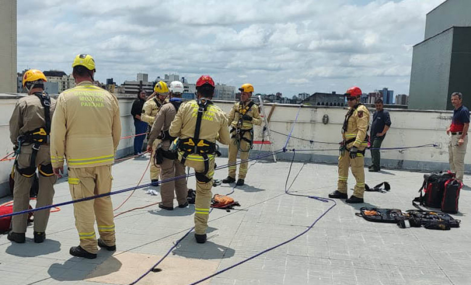 Bombeiros resgatam mulher que ficou pendurada em 9º andar de prédio em Curitiba