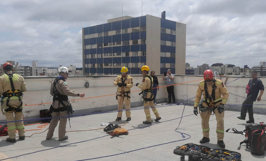 Bombeiros resgatam mulher que ficou pendurada em 9º andar de prédio em Curitiba