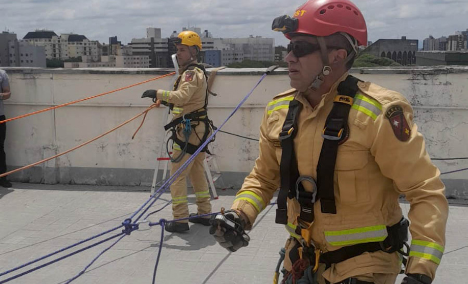 Bombeiros resgatam mulher que ficou pendurada em 9º andar de prédio em Curitiba