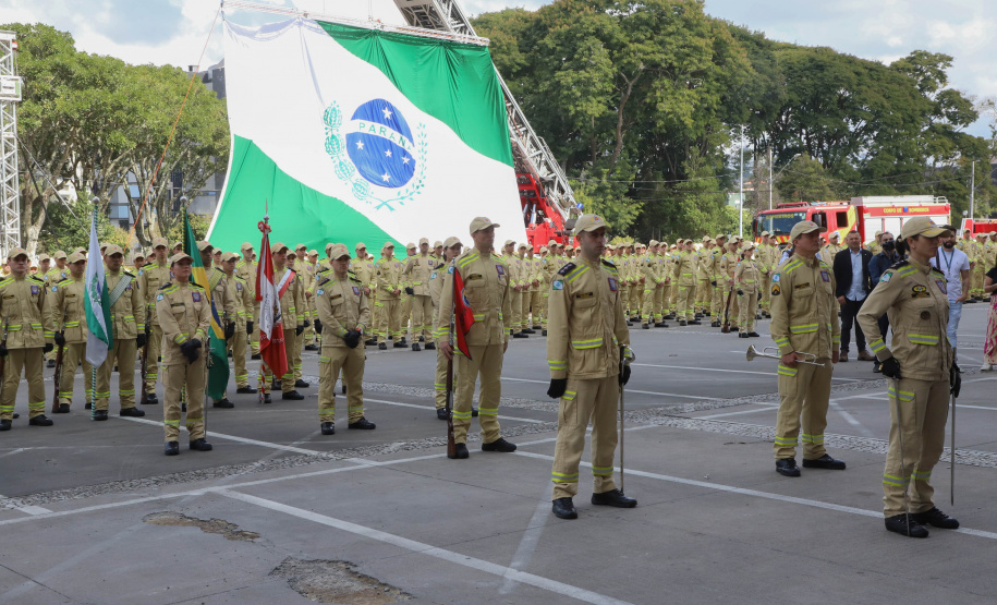 Governador sanciona lei que reestrutura as carreiras dos PMs e bombeiros