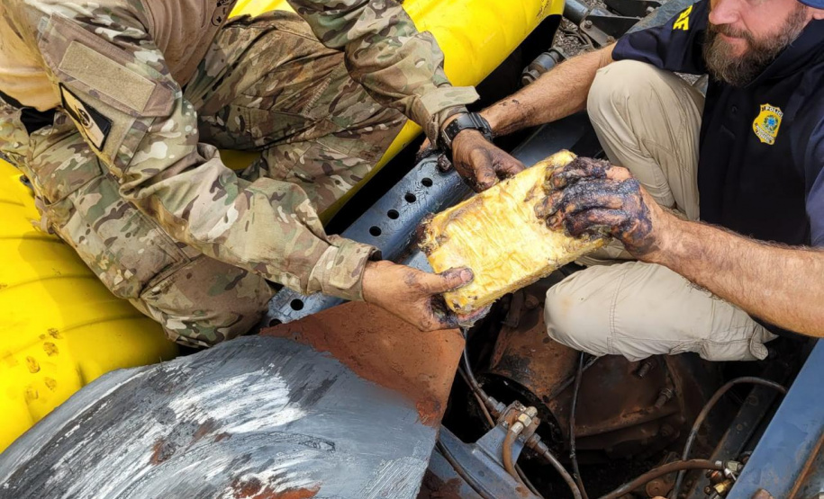 Cão Logan, da Polícia Penal, encontra entorpecentes escondidos em carreta
