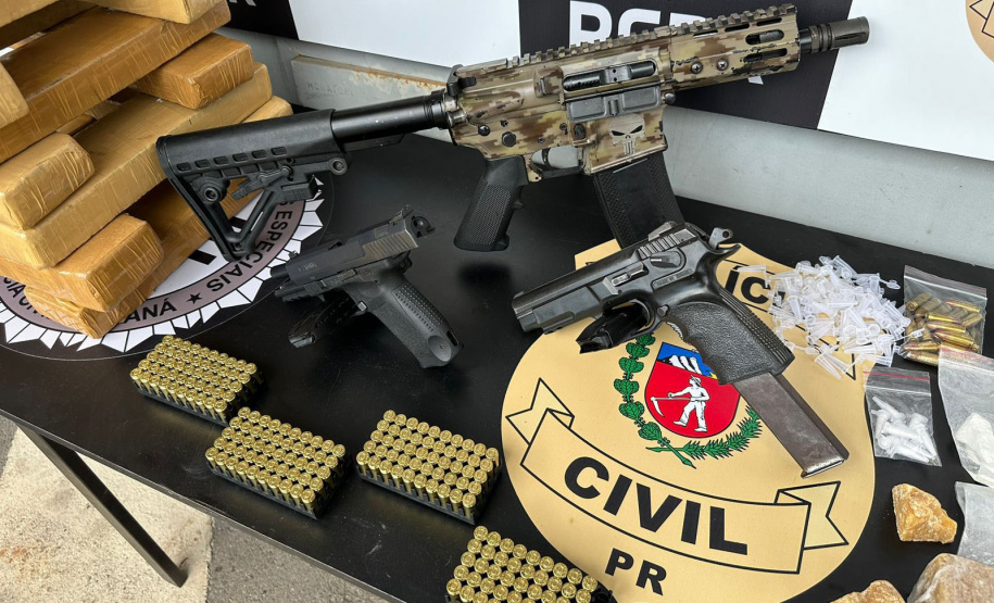 PCPR apreende 20 kg de maconha e fuzil em operação contra tráfico em Curitiba