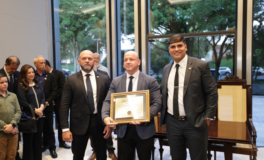 Secretário Hudson recebe homenagem na Assembleia Legislativa