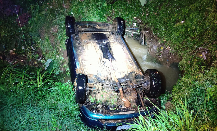 Pelotão de Choque da PMPR salva homem após acidente em córrego em Ponta Grossa