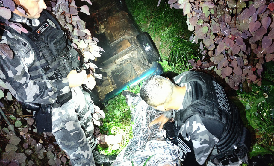 Pelotão de Choque da PMPR salva homem após acidente em córrego em Ponta Grossa